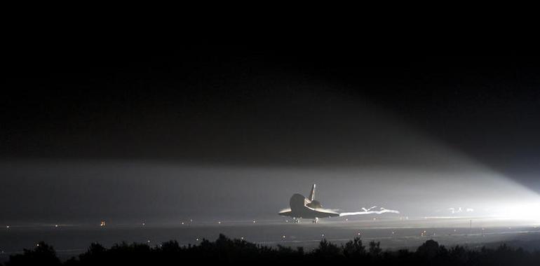 El Endeavour regresa a la Tierra tras completar con éxito su última misión