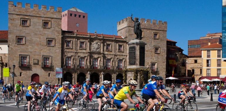 Más de 1250 cicloturistas llenaron las calles de Gijón de bicicletas