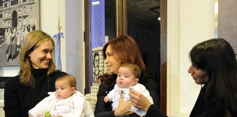 La presidenta Cristina entrega DNI a personas que cambiaron de género 