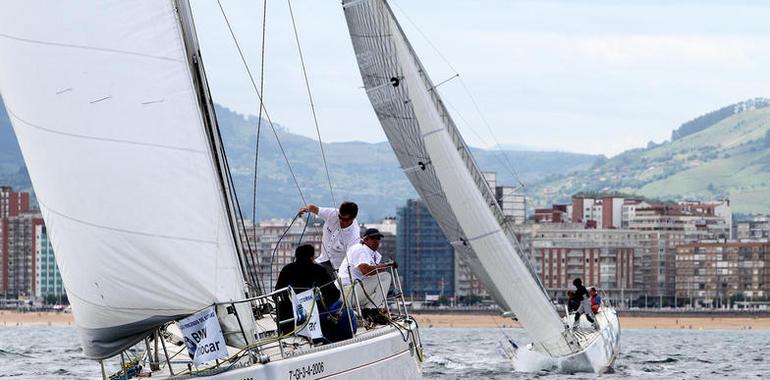 Periodistas especializados en ecoturismo y náutica recorren la costa asturiana por tierra y mar