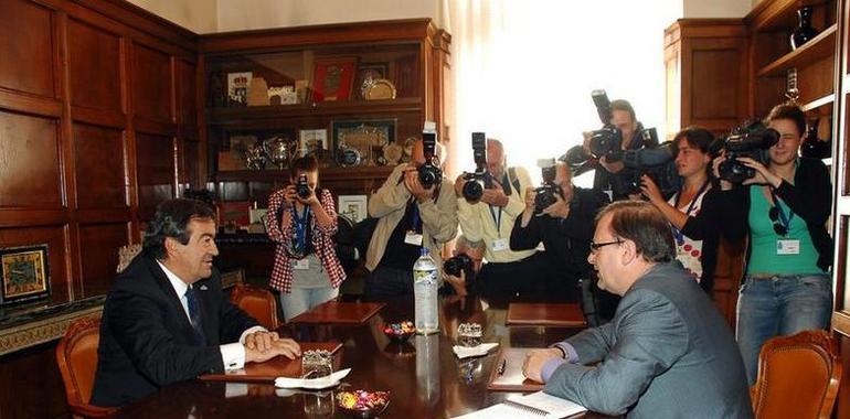 Álvarez-Cascos: “Cuanto más amplio sea el gobierno, más beneficiada saldrá Asturias”   