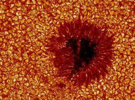 El flujo de gases calientes y fríos origina los núcleos oscuros de las manchas solares