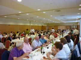 Encuentro festivo entre 200 mayores de Cangas del Narcea