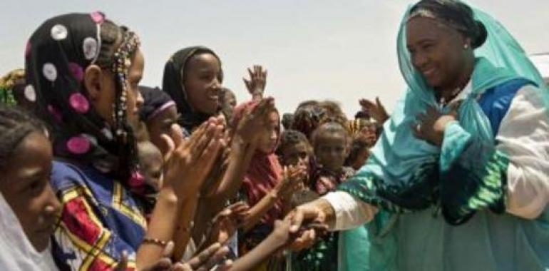 Barbara Hendricks pide ayuda durante su visita a los refugiados malienses en Burkina Faso