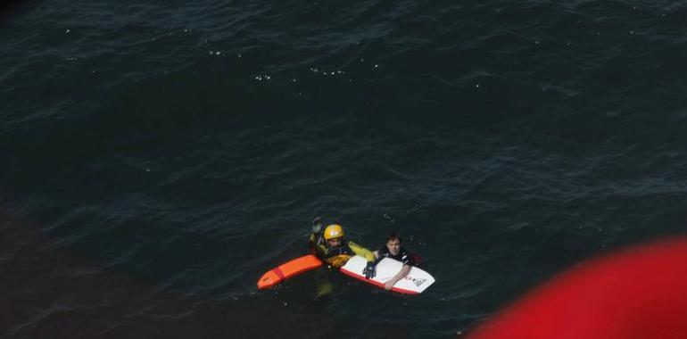 Rescatado un bañista arrastrado por la corriente en Xagó