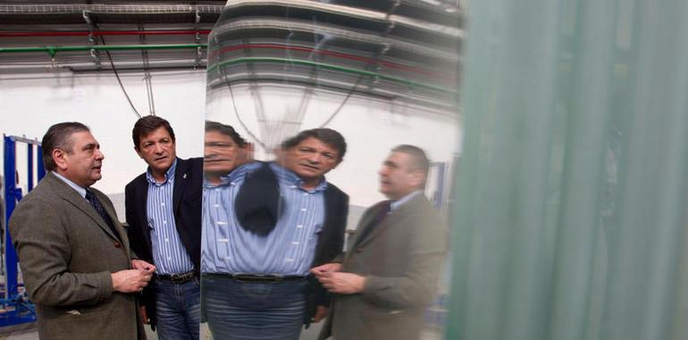 Javier Fernández visita la planta de Rioglass Solar