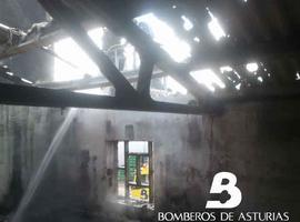 El fuego destruye una casa cabaña en El Mazucu y causa quemaduras a una vecina