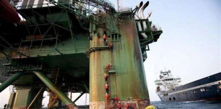 Escaladores de Greenpeace suben a una plataforma en el Ártico para exigirle su plan ante vertidos