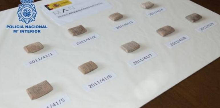 La Policía Nacional entrega 9 tablillas cuneiformes de la antigua Mesopotamia al embajador de Irak