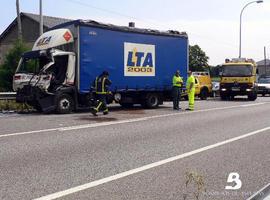 Excarcelado un conductor de camión herido tras un alcance a la altura de Otur