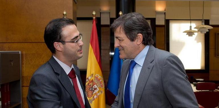 El presidente del Principdo se reúne con el alcalde de Ribadesella, Jesús Bordás