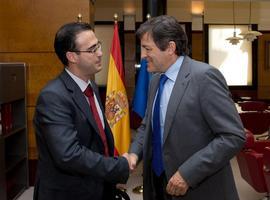 El presidente del Principdo se reúne con el alcalde de Ribadesella, Jesús Bordás