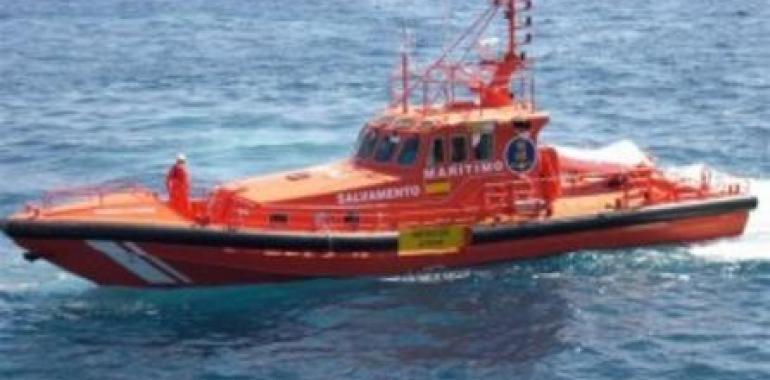 Salvamento Marítimo rescata a los 12 ocupantes de una patera 36 millas al Sur de Mazarrón