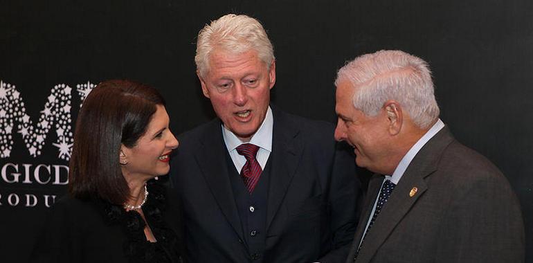 Bill Clinton con Martinelli, tras su conferencia en Panamá