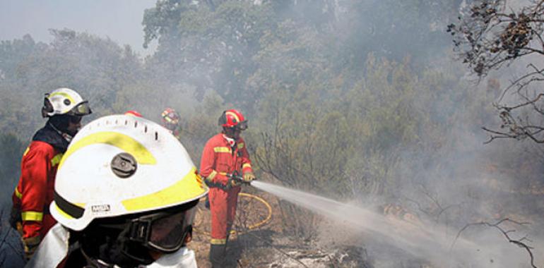 Prosiguen los trabajos de extinción del incendio en Gata, con un militar muerto y tres heridos graves
