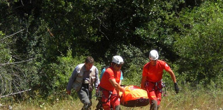 Protección Civil evacua a un pescador herido en Garaño, León