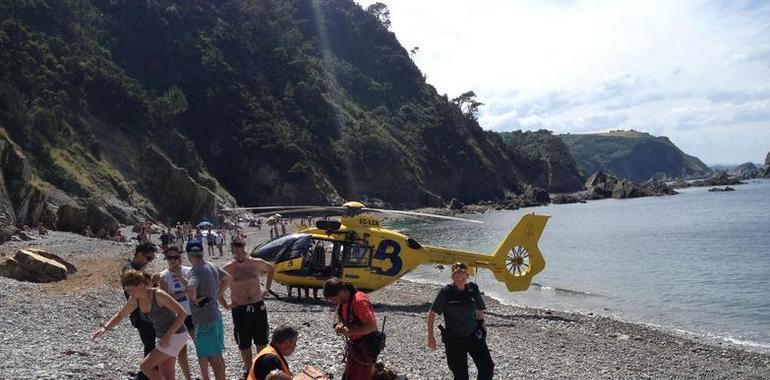 Herido al caerle una pìedra encima en la playa del Silencio, Cudillero