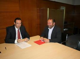 Reunión del consejero de la Presidencia con el alcalde de Colunga