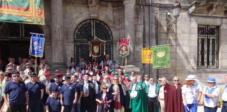 Crónica del nombramiento de Marcelo Conrado y Rojas Marcos en la Cofradía del Hojaldre y su Capítulo
