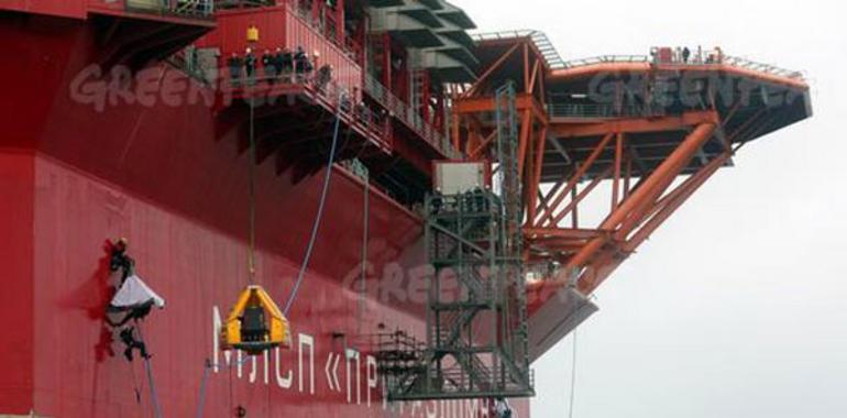 Greenpeace bloquean la plataforma petrolífera de Gazprom en el Ártico
