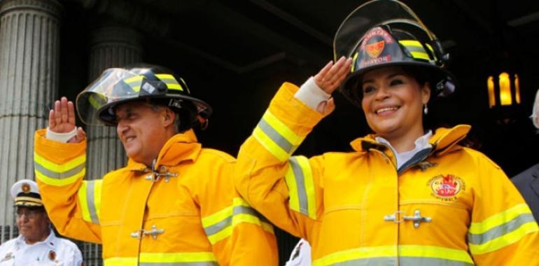 Presidente y vicepresidenta de Guatemala, orgullosos bomberos voluntarios