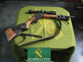 El Seprona 'caza' a un furtivo de jabalíes y venados con potente armamento