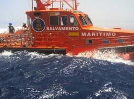 Rescatados 6 subsaharianos de una balsa localizada 7,5 millas al sureste de Tarifa