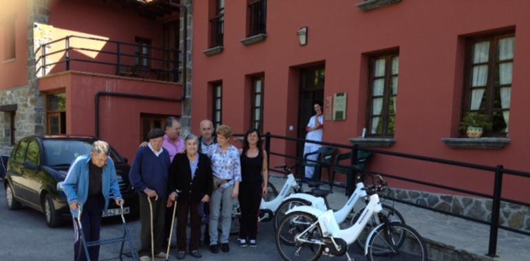 Ponga pone a disposición de turistas y vecinos ocho bicicletas eléctricas para recorrer el concejo