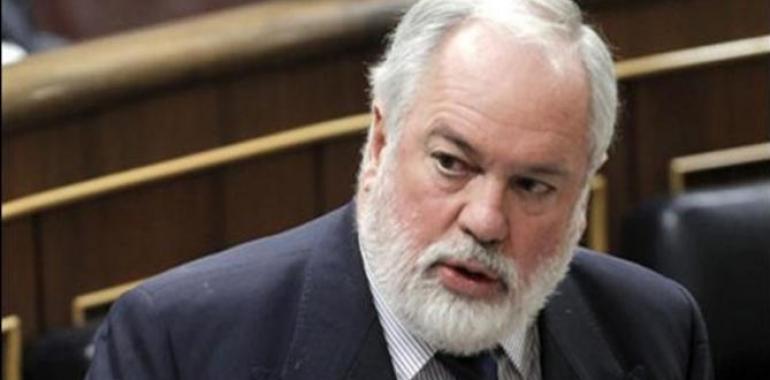 El ministro reafirma su "firme compromiso" de resolver los problemas del sector lácteo