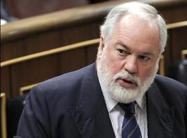 El ministro reafirma su "firme compromiso" de resolver los problemas del sector lácteo