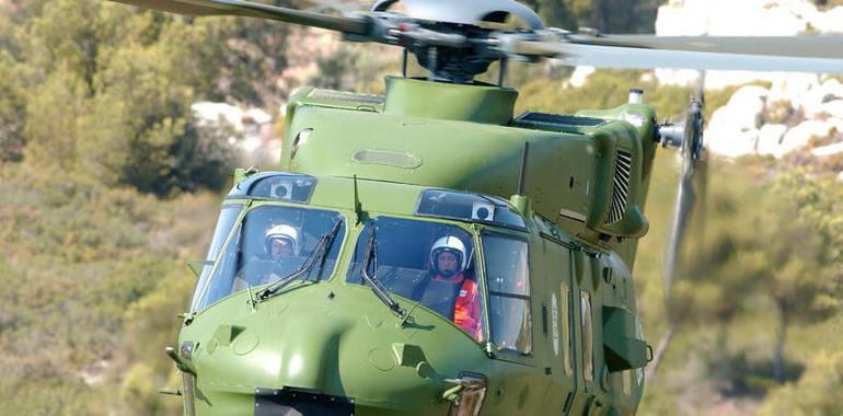 El Rey Juan Carlos realiza el vuelo inaugural en el helicóptero NH90 