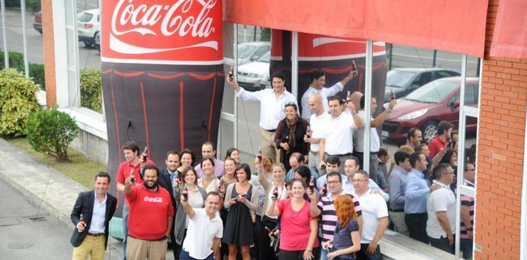 Varios jóvenes trabajan esta noche en el concierto de Carlos Jean en el plan Integra de Coca-Cola