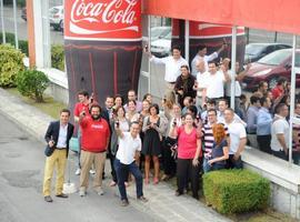Varios jóvenes trabajan esta noche en el concierto de Carlos Jean en el plan Integra de Coca-Cola