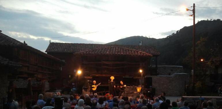 El Fado canta melancólico en la noche alegre de Bueño