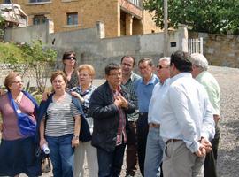 IU denuncia "urbanizaciones sin casas ni gente, y miles de farolas encendidas que ahora hay que podar”