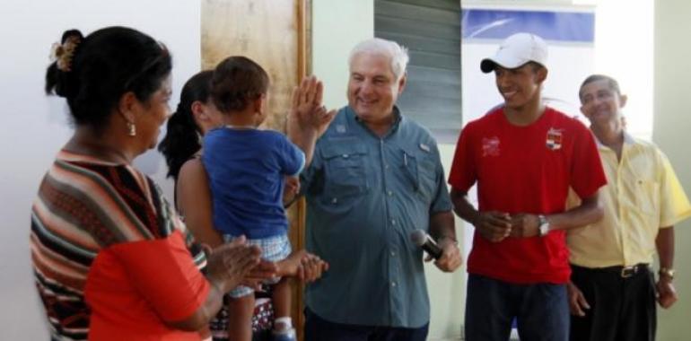 Presidente Martinelli entrega vivienda a boxeador olímpico panameño