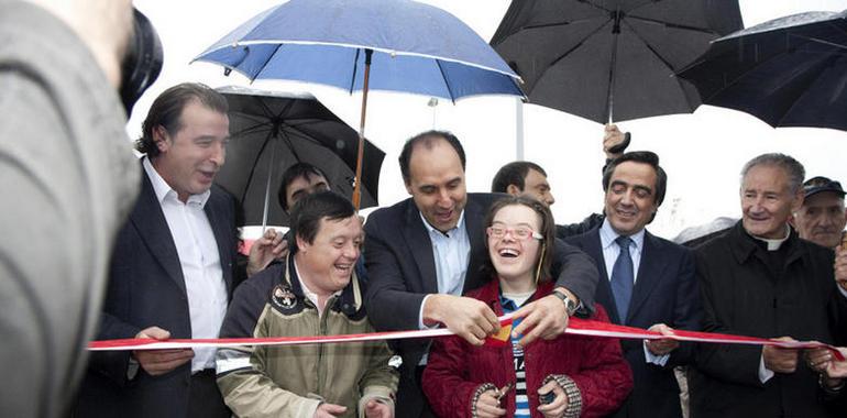 El Gobierno cántabro inaugura la urbanización de la finca El Asilo de Torrelavega