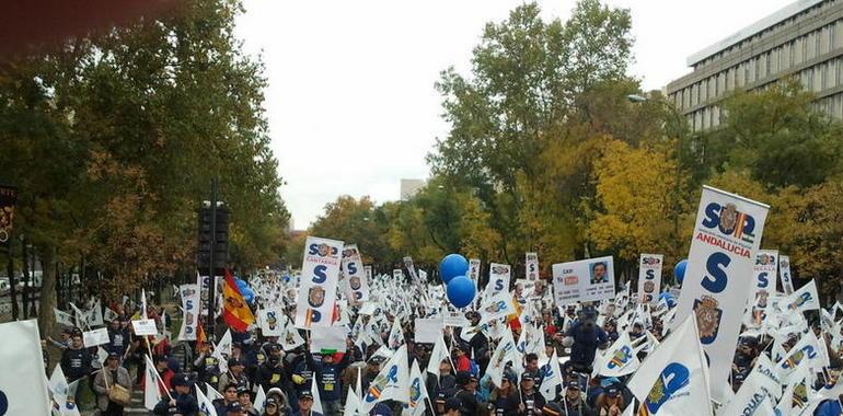 Miles de policías rechazan los recortes del Gobierno e Interior en las calles de Madrid