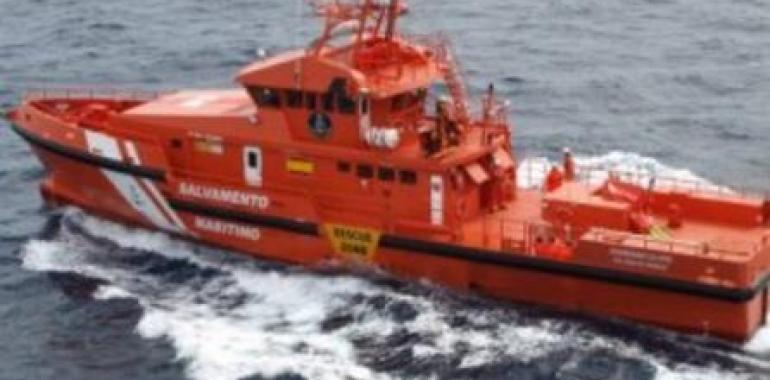 Salvamento Marítimo rescata a los 18 ocupantes de una patera localizada en el mar de Alborán