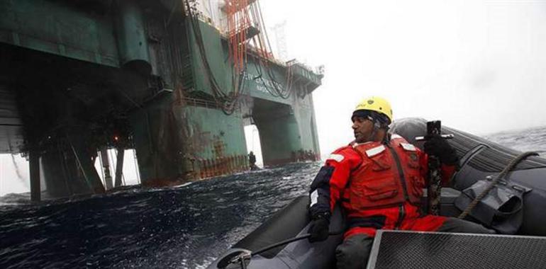 El director Ejecutivo de Greenpeace arrestado por escalar la plataforma de Cairn Energy en el ártico