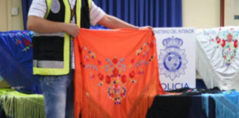 La Policía Nacional interviene cerca de 2.200 mantones falsificados en Sevilla