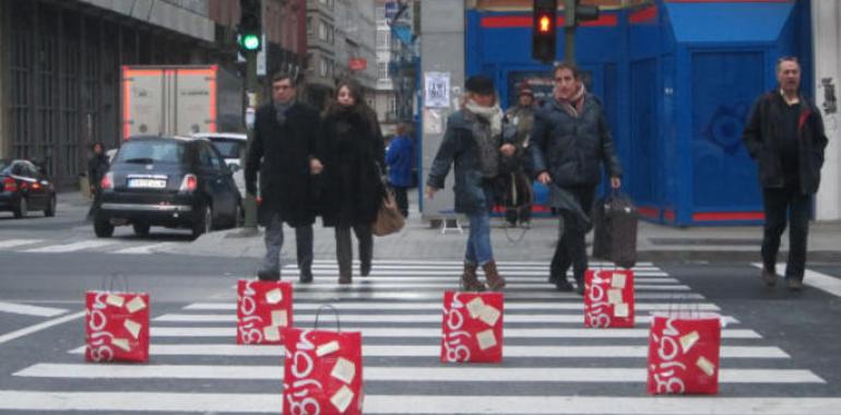 Xixón llena A Coruña con bolsas y post-it con mensajes de promoción turística