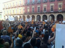 La Plaza Mayor de Gijón, 'petada' de miles de asturianos el 19J
