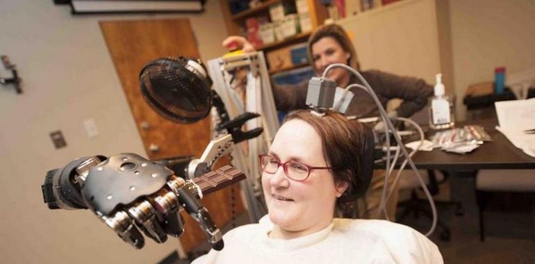 Una mujer tetrapléjica controla un brazo robótico con la mente 