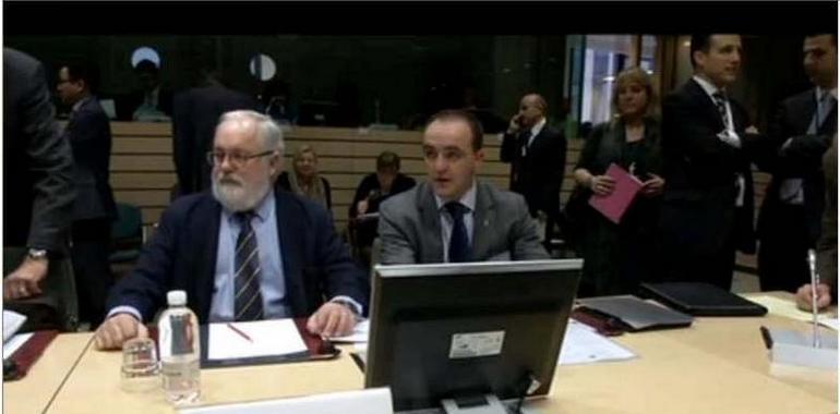 Arias Cañete: La supresión de cuotas del sector lácteo no es asumible