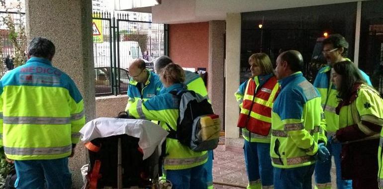 Tres intoxicados por humo en el incendio originado en el árbol de Navidad en una vivienda