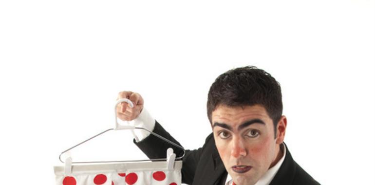 Adrián Conde presenta el espectáculo de magia y humor “Piccolo Camerino” en el Teatro de la Laboral