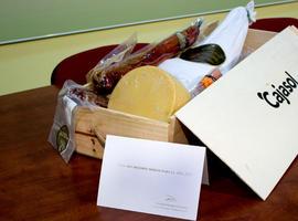 El presidente de FACUA  devuelve al de Cajasol su 'obsceno' regalo navideño: un surtido de ibéricos