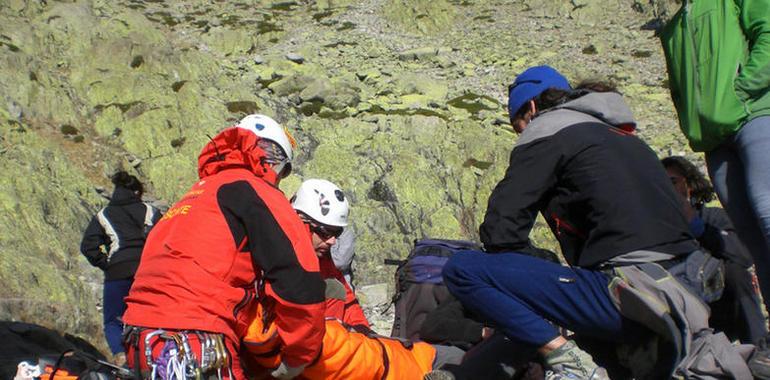 Rescatado un varón de 30 años herido en un pie en la Sierra de Gredos 