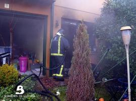 Un incendio calcina por completo una cocina en Lugo de Llanera